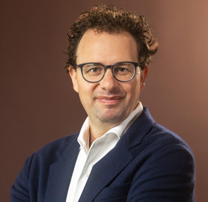 Dario Amodei cere încetinirea cursei AI